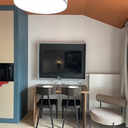Ironique Apartment *